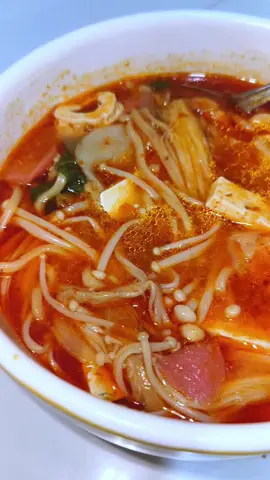 seblak porsi 7k nambah toping Enoki 2 ikat 4k,jadinya 11k ya .. sesuai request, gak pingin ta rekkk.. 🔥😃 #seblakgemini #viral #trowulan #mojokerto #trending 
