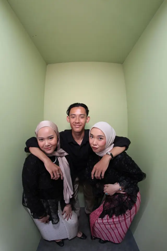 re-create this weird pose ☺️💛👀💃🕺