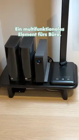 4 Ideen für das IKEA Schneidebrett 🤩 ➡️ Ein multifunktionales Element fürs Büro. 😍👌🏼 Mit dem IKEA STOLTHET Schneidebrett habt ihr keinen Kabelsalat mehr auf dem Schreibtisch‼️ Noch mehr schnelle IKEA Hacks findet ihr auf meinem YouTube-Kanal. 💕 #ikea #ikeahack #ikeahacks #ikeahome #ikeafinds #office #büro #organize #organization #organizedhome #organizationhacks #ordnung #schreibtisch #homeoffice #lifehacks #mamiblock 