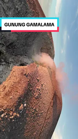 Ga tau kenapa, setiap video pendakian jika digabungkan dengan lagu Tanah Airku Tidak Kulupakan, Kan terkenang selama hidupku, membuatku selalu merinding Dan memang betul, sejauh mana pun pergi Indonesia tetap di hati Ini dia pemandangan #gununggamalama yang saya take menggunakan drone #djiair3 semoga kalian suka . . #gununggamalamaternate 