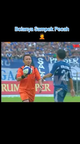 Zoubairou pecahin bola saat PSIS lawan Persib. Wasit Jimmy Napitupulu sampek ketawa 🤦😁 #psis #semarang #onthisday #persib #bandung #zoubairou #panserbiru #snex #ligadjarum #fyp #klasik 