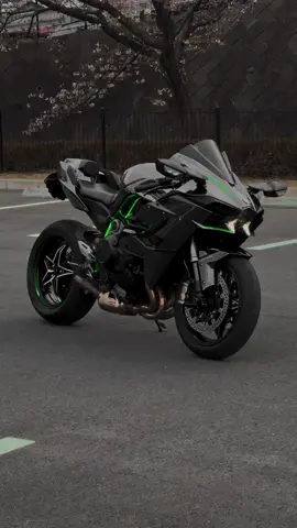 OMG #ninjah2 #ninjah2r #ninja #h2 #kawasaki #motorcycle #moto #bike #bikelife #kawasakih2 #mirror #youtube #tokyo #motoblog #biker #bikelover #ninjah2japan #agv #japan #supercharged #buddy #摩托车 #Cyber #Cyberpunk    #rider #nightcity 