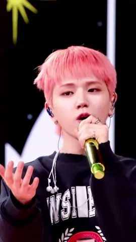 Riwoo is already the main dancer of BOYNEXTDOOR but he also has an angelic voice 😭 he sounds really goodddd #boynextdoor #riwoo #leeriwoo #bnd #보이넥스트도어 #sanghyuk #leesanghyuk #리우 #taeyang #kpop #hybe #koz 