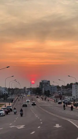 Hãy yêu một người  không do dự giữa bạn với bất kì điều gì khác .#dailodongtaybuonmathuot 