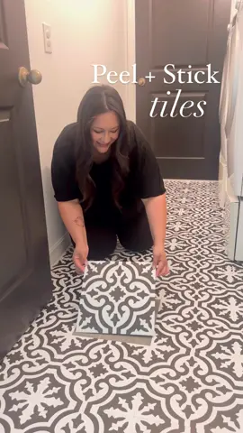 Peel and stick tiles? Yes please!  🔗🔗 in my bio 💛 Such and easy and affordable home diy for floors 