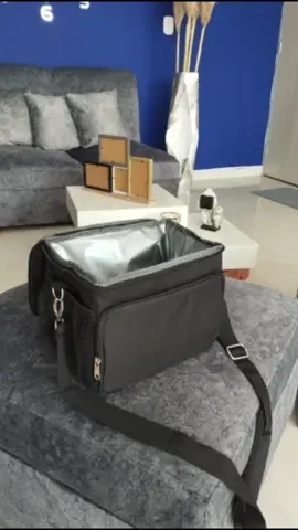 Ei, meninas. Quer praticidade e estilo na medida certa? Dá uma olhada nessa Bolsa Térmica com Alça Ajustável! 🌟 Mantenha seus lanches frescos e arrase no visual! 💁‍♀️ #PraticidadeComEstilo #BolsaTérmica #LancheiraFashion 