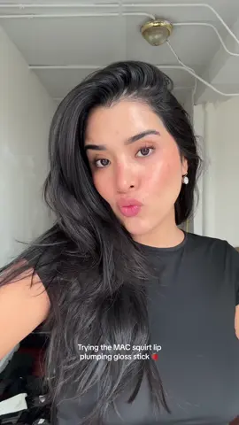 Ok im in love with this one @maccosmeticsusa ♥️🍓 #giftedbymaccosmetics #juicylips #maclipstick #macplumpinggloss #mac #makeuptips #plumpinglipgloss #maccosmetics #glossylips #cleargloss #maclipgloss #fyp #parati 