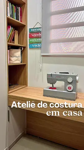 Falta de espaço não é o problema 🥰 Aqui fizemos na antiga dependência de funcionários (que era bem pequena por sinal) um home office extremamente bem aproveitado, com direito a um ateliê 😍 E essa máquina de costura da cliente? Que lindaaaaaa 🥹🥹🥹 E por aí, você gosta de costurar? #projetoatelie #ateliecostura #projetodeinteriores #homeoffice #apartamentoaguasclaras 