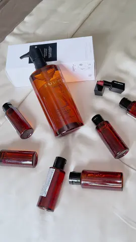 🔥 Unbox dầu tẩy trang của Shu 🥰  Các bác nên đổi qua dầu tẩy trang này sài nhen , đỉnh của chóp luôn ạ 👍🏻 👉🏻 Follow em để xem nhiều clip unbox hơn nữa nhen ❤️ #unbox #unboxing #dundununbox #shuuemura #viral#virralvideo #xuhuong #xuhuongtiktok 