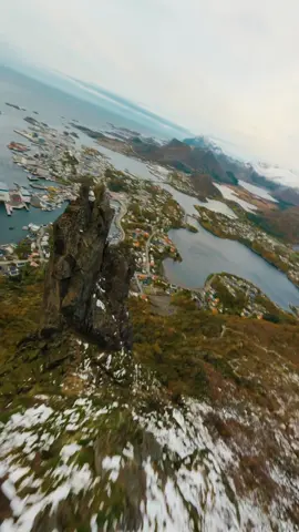 Landscapes of Lofoten never get old 🇳🇴 #fpvdrone #dronepilot #norway 