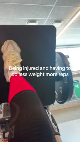 Like give me 3 plates pls🙁🥲 #GymTok #gymhumor #gymgirl #pain #kneepain 