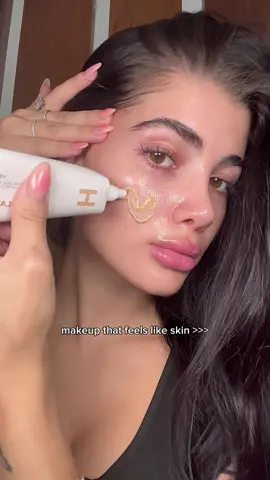 This skin tint makeup is way too good, feels like a second skin 🥹✨ @Hourglass Cosmetics veil hydrating skin tint #skintint #makeup #makeuptutorial #cleangirlmakeup #foryou #BeautyTok #fyp #glassskin 