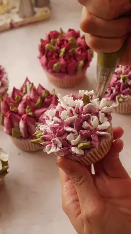 Baking cupcake candle #bakingcandle #cupcakecandle #candle #candlemaking #soywaxcandle #cakecandle #candledecor #candletok #videolesson #handcraft 