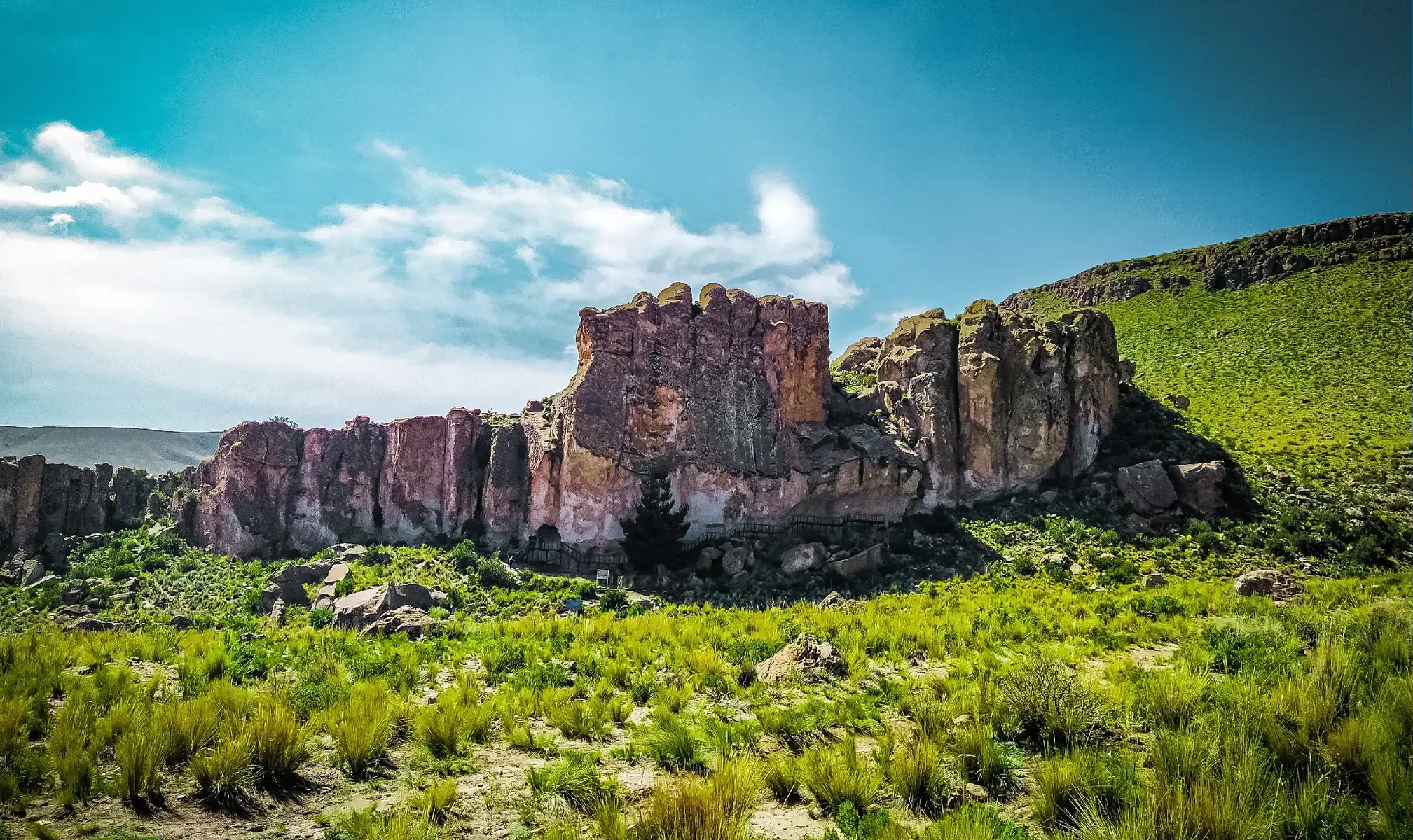 CALA CALA_ORURO_BOLIVIA -Pinturas rupestres -Valle de la luna  #turismo #turismobolivia #paisajes #culturas #antropologia #viajes #musica #bolivia #riqueza #oruro_bolivia🇧🇴 #luna #pintura #arte #pinturarupestre #calacalaoruro 