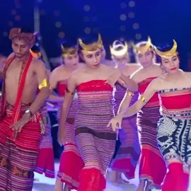 Tari Bidu Tari Bidu merupakan tarian yang berasal dari Suku haran dari masyarakat Desa Umakalaka, Kecamatan Malaka Tengah, Kabupaten Belu, Pulau Timor, Nusa Tenggara Timur. Tarian ini digunakan oleh para kaum muda sebagai media atau ajang mencari jodoh. Jumlah penari biasanya 4 - 6 Pasang pria dan wanita. Tarian diawali dengan penari wanita tampil ke tengah arena dengan membawa kaboo (tempat sirih), menunggu-nunggu kunjungan pacarnya. Dan para penari pria menyusul dan memerankan peran mereka sebagai tokoh pencari jodoh. Mereka menari sambil mengamat-amati gadis mana yang akan dijadikan pasangannya. Setelah para pria ini masing-masing mendapatkan pasangannya, mereka menghampiri untuk memperoleh tempat sirihnya sebagai tanda si pria memilih si gadis sebagai calon istrinya. Alat musik yang digunakan adalah Rararum (sejenis gitar dan biola). Tarian ini biasanya di halaman rumah tempat tinggal salah satu gadis yang ikut menari. Pertunjukkan menari ini bisa dilakukan pada malam hari selama dua hari berturut-turut. Pakaian penari pria dan wanita terdiri dari hiasan kepala, hiasan kaki, gelang, kalung, sabuk dan selempang. Khusus untuk penari wanita mengenakan selendang yang disebut Tais Sakit. #shorts #tariandaerah #taribidu #timor 