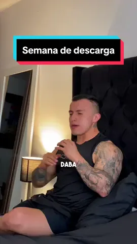 🚀Si quieres que yo te asesore en tu proceso escríbeme al link de mi perfil 👇🏻 . Las semanas de descarga en el entrenamiento de fuerza son períodos planificados de reducción en la intensidad y el volumen de entrenamiento. Sirven para permitir la recuperación del cuerpo, prevenir el sobreentrenamiento y maximizar los resultados a largo plazo. Durante estas semanas, se reduce la carga de trabajo para dar al cuerpo tiempo para recuperarse y adaptarse, lo que puede incluir menos peso, menos repeticiones o menos sesiones de entrenamiento. . Existen 2 formas de hacer esa semana de descarga #1 descansar completamente (no la recomiendo) o #2 Una descarga activa que puedes hacer de 2 formas. . #1: Con tu rutina habitual disminuye las cargas al 50% de lo que normalmente levantas y haciendo las mismas series y repeticiones. . #2: Con tu rutina habitual disminuir a la mitad el número de repeticiones de cada serie manteniendo la misma carga que normalmente levantas. . Cualquiera de las 2 formas te permitirá darle oportunidad a tu cuerpo de recuperarse mejor, disminuir el exceso de fatiga, la inflamación y el estrés acumulado. . ¿Te animas? Déjame en los comentarios si te gustaría saber cada cuando se programa una semana de descarga y vamos por la parte 2 🫡 . . Asesorias en el link de mi perfil 🚀🚀 . . #Fitness #semanadedescargadeentrenamiento #entrenamientodefuerza #entrenamientoconpesas #entrenamiento #descanso #gym #gymrat #fly 