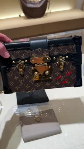 The gorgeous Petite Malle. That hardware is everything…I’m in love. I currently dont own a trunk, but this one would be a fabulous option. It comfortably fits an iphone pro max with room to spare. Can be worn as a crossbody or held as a clutch. #louisvuitton #louisvuittonlover #petitemalle #crossbodybag #louisvuittonaddict #handbagtiktok #handbag 