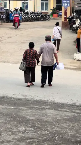 Bà bị mệt và ông dắt bà đi viện, khi sang đường ông nắm tay bà dắt đi. Ông bà lớn tuổi thật là dễ thương, ước sau này cũng được như ông bà #chữalành #đángyêu #tìnhyêuhạnhphúc 