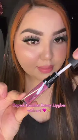 The ✨CUTEST✨ lipgloss! It’s a must try girls! 🛍️ #fyp #formlessbeauty #formlessbeautylipgloss #lipgloss #lipglossreview 