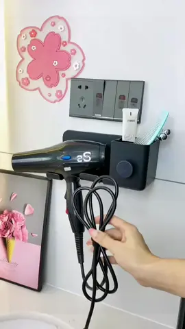 Giá đỡ máy sấy tóc lưu trữ này có thể được lắp đặt mà không cần khoan, rất đơn giản và tiện lợi; đồng thời, nó cũng có thể giúp bạn sắp xếp các dây của máy sấy tóc, giúp chậu rửa của bạn gọn gàng hơn! #giadomaysaytoc #giadomaysaytreotuong #thietthuc #tienich #jizonguyen 