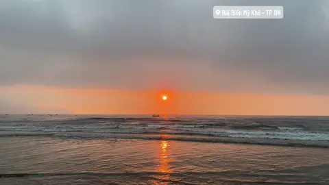 Bầu trời lúc bình minh, sự bắt đầu lúc nào cũng rực rỡ🌤️🤍 #binhminhdanang #bienmykhedanang #danang #xuhuong #❤️ 