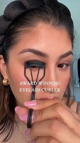 Sharing again because it’s back in stock and your lashes need this! 🫶🏼 @Surratt Beauty #eyelashcurler #kimklashes #besteyelashcurler #eyelashes #longeyelashes #eyelashhacks #beautyhacks 