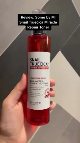 SOME BY MI SNAIL TRUECICA MIRACLE REPAIR TONER 🐌  ❣️Hai semuanya, aku ingin melihat mereka yang bilang mereka tidak bisa hidup tanpa toner  ❣️Produk ini dirancang untuk memperkuat pelindung kulit, menyeimbangkan mikrobioma, mengurangi iritasi kulit, menyembuhkan bekas luka, dan melembabkan dengan meratakan warna kulit yang tidak merata.  ❣️Struktur produk mirip dengan air bening, tidak lengket seperti produk bekicot lainnya, sebaliknya strukturnya tipis sehingga mudah meresap ke dalam kulit dan berpadu baik dengan produk kosmetik lainnya.  ❣️Mari kita lihat daftar bahannya Lendir bekicot hitam 90%, niacinamide, centella asiatica, truecica, arbutin, licorice. Allantoin, rosemary dan minyak pohon teh. Silakan balik untuk melihat daftar lengkapnya 👉  ❣️Mari kita bicara tentang pengalaman saya  ❣️Aku sudah lama menggunakan produk ini karena satu pump saja sudah cukup untuk seluruh kulitku, dan bahkan ketika aku mengaplikasikannya ke kulitku dengan teknik 7 lapis ketika aku merasa kulitku sangat kering, ternyata kulitku sangat sehat terhidrasi dan bekerja dengan baik dengan serum saya yang lain.  ❣️Menurut saya desain produknya sangat stylish dan warnanya sangat indah. Karena tipis dan mudah diremas, maka mudah digunakan. Cocok dengan mudah di saku Anda  ❣️Aromanya cukup menyengat, aku merasakannya dengan jelas karena aroma rosemary dan tea tree lebih dulu.  ❣️ Selain menjaga kulit tetap terhidrasi dengan baik, itu tidak cukup untuk meratakan warna kulit kulitku. Saya percaya zat yang merangsang aliran darah, seperti rosemary, mengaktifkan kapiler saya sehingga pipi saya tidak mulus setelah digunakan. Menurutku kulit berjerawat akan menyukai produk ini.👌  ❣️ Sekian pengalamanku dear, Sekadar informasi, produk ini juga ada serumnya buat yang gak mau pakai TONER. Pernahkah Anda menggunakan produk ini sebelumnya?  #somebymitoner #somebymesnailtruecica #somebymi #somebyus #skincare #skincarecommunity #kbeautyaddict #kbeauty #kbeautyproducts #somebymisamarinda #somebymikalimantan #skincarekoreasamarinda #fyp #lfl💛 #koreanskincare 