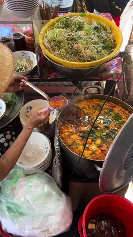 Gánh bún riêu gây thương nhớ ở Vĩnh Long! Bún riêu sở Xây Dựng đối diện tiệm hột Vĩnh Nghiệp