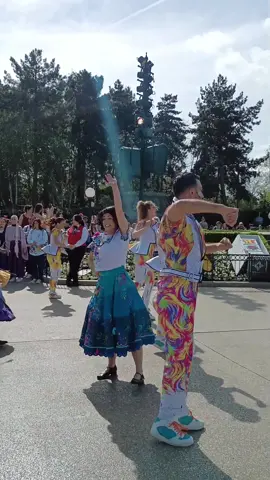 A million splashes of colors ✨ #asha #mirabel #disney #disneyland #disneylandparis #disneytiktok #disneyparade #danseuse #danseur #disneysongs 