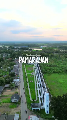 VIEW BENDUNGAN LAMA PAMARAYAN Bendung Pamarayan merupakan bendung terbesar pertama yang dibangun oleh pemerintah Hindia Belanda di Indonesia. Sejak tahun 1901, bendungan ini sudah tidak dioperasikan lagi. Hal ini disebabkan terutama oleh faktor teknis, yakni kondisinya telah rusak dan konstruksi bangunan telah lapuk termakan usia. Penyebab lain adalah adanya proses pendangkalan sungai dan tekanan debit air yang mengalami penurunan. Karena alasan itulah maka Bendung Lama Pamarayan dijadikan sebuah situs bangunan bersejarah, yang saat ini telah resmi menjadi Salah Situs Cagar Budaya yang terletak di Desa Pamarayan, Kecamatan Pamarayan Siapa nih yang sering nongkrong di bendungan lama pamarayan :) #infosudutbanten #pamarayan #pamarayanserangbanten #pamarayansejutacerita #serang #serangbanten #kabupatenserang #banten #fyp #fypシ #fypp #motoran #sudutpamarayan #pamarayanhits #seranghits #bantenpride #serangpride #seranghits #seranghitz #bendungan #bendunganpamarayan #pamarayanbersatu #fypシ゚viral #fypgakni #dronebanten #pamarayanasik 