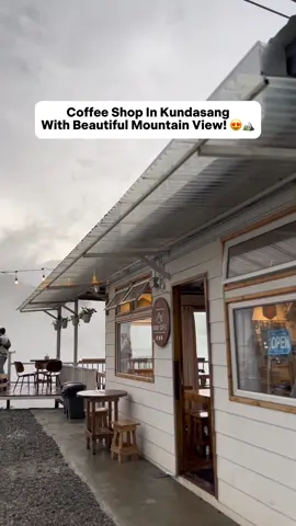This coffee shop in Kundasang lets you dine with beautiful mountain view! 😍🏔️ . 📌 It’s Anooh Coffee, located in Kundasang, Sabah. This place is perfect for anyone who wants to relax in beautiful mountain 🏞️surroundings while sipping a cup of warm coffee ☕️. Definitely a great place to immerse yourself and find inner peace 🧘‍♀️while surrounded by nature! 🍃 . 【 Anooh Coffee 】 📍Kilometer 3, Jalan Kundasang-Ranau, 89300, Ranau, Sabah ✅ 7am - 9:30pm (Daily) . 📸 Video Credit (TikTok): @ℕ 𝔸  . #anoohcoffee #kundasang #Sabah #Coffee #Cafe #Nature #Ranau #malaysia