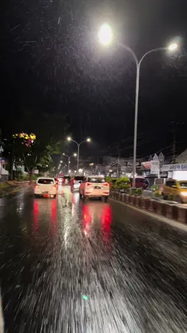 Jalan jalan malam+hujan …  #rain #night #vibes #lagujawa #beranda #padahariini 