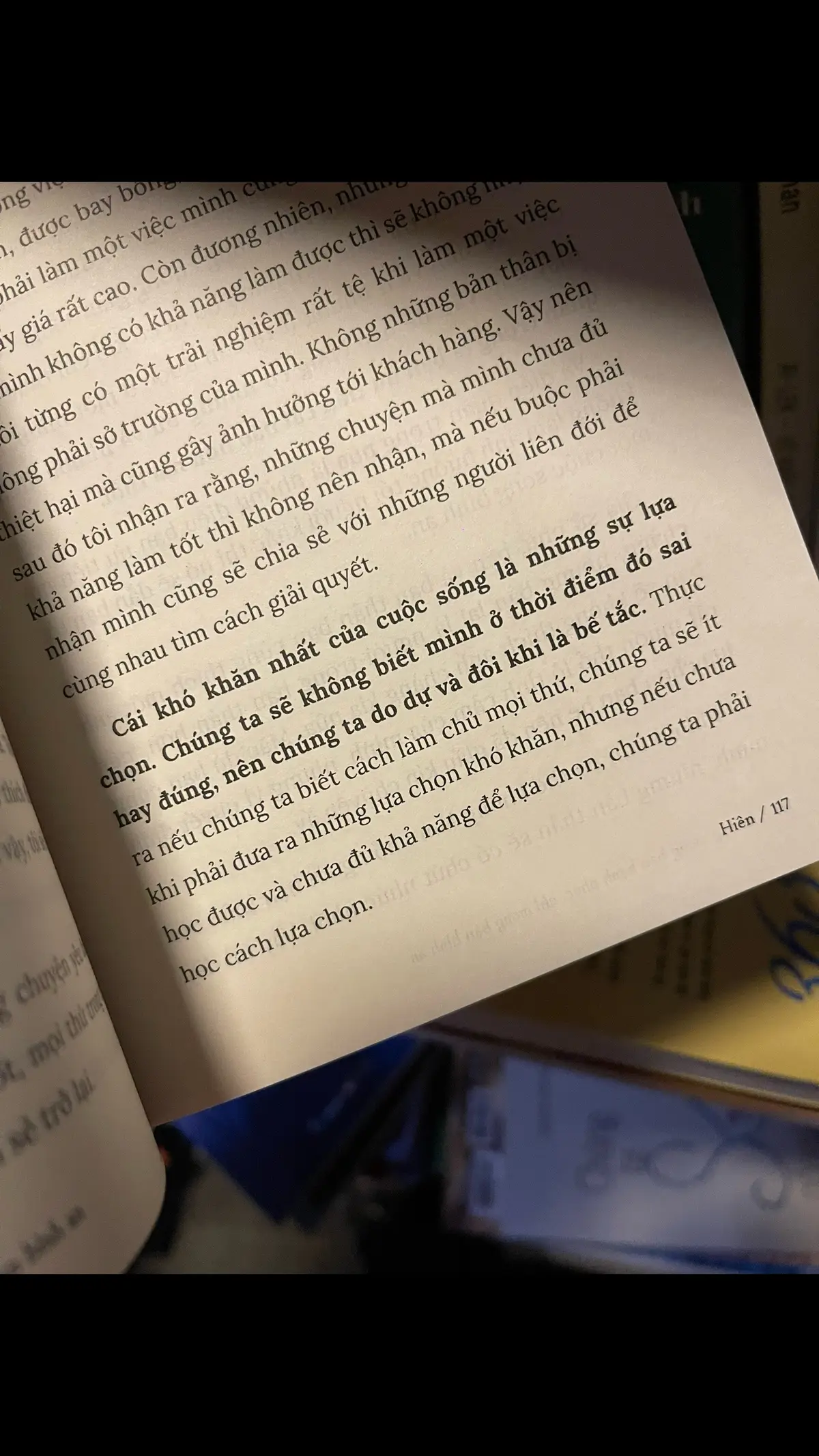“Chúng ta luôn đắn đo trước những sự lựa chọn có phải vì chúng ta tham lam luôn muốn tất cả?” “Khi có quá nhiều sự lựa chọn cũng làm cho con người ta Không Hạnh Phúc” Vì mãi băn khoăn đó có phải là lựa chọn tốt nhất chưa! #xuhuong #sách #freeday #trichdan 