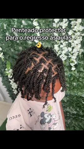 Os penteados protectores ajudam muito na retenção capilar e no crescimento do cabelo. Portanto, quanto menos manipulação mais chance de ver o bom crescimento dis fios. Usando os penteados protectores nao terá necessidade de pentear o cabelo constantemente o que vai ajudar a reter mais cabelo.  #saudecapilar #retencaocapilar #penteadoprotetor #tratamentoinfantil 