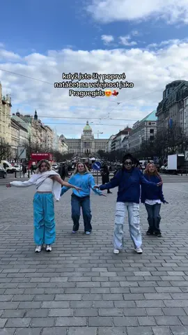 Je to ta paní vzadu, která nás natáčí pro mě hh😍🫶🏻 #fyp #protebe #tiktokcz #tynkathedancer #praguegirlsdc #danceinpublic #wenceslassquare dc: @Dilen De Zilva 