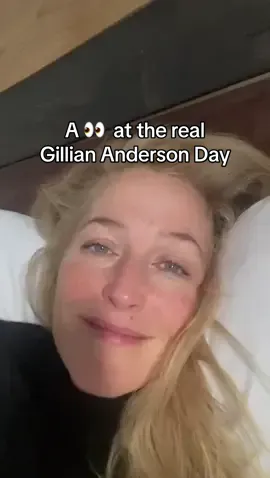 A 👀 at the real Gillian Anderson Day @Netflix 🙄🙃 #gillianandersonday #netflix #behindthescenes 