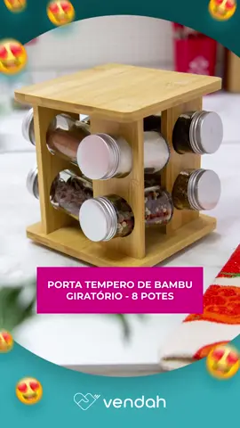 O Porta Tempero de Bambu Giratório - 8 Potes oferece praticidade incomparável no preparo dos alimentos, ao mesmo tempo que acrescenta um toque de elegância à decoração da sua cozinha. Projetado para manter seus temperos organizados e ao alcance das mãos, este porta temperos é essencial para uma cozinha funcional e bem organizada. #achadinhos #vendah #tudopracasasemsairdecasa #baratinhosquevalemapena #portatempero 