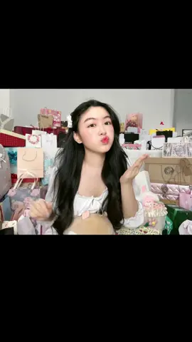 có ai hóng video unbox quà sinh nhật của Lem hem☺️