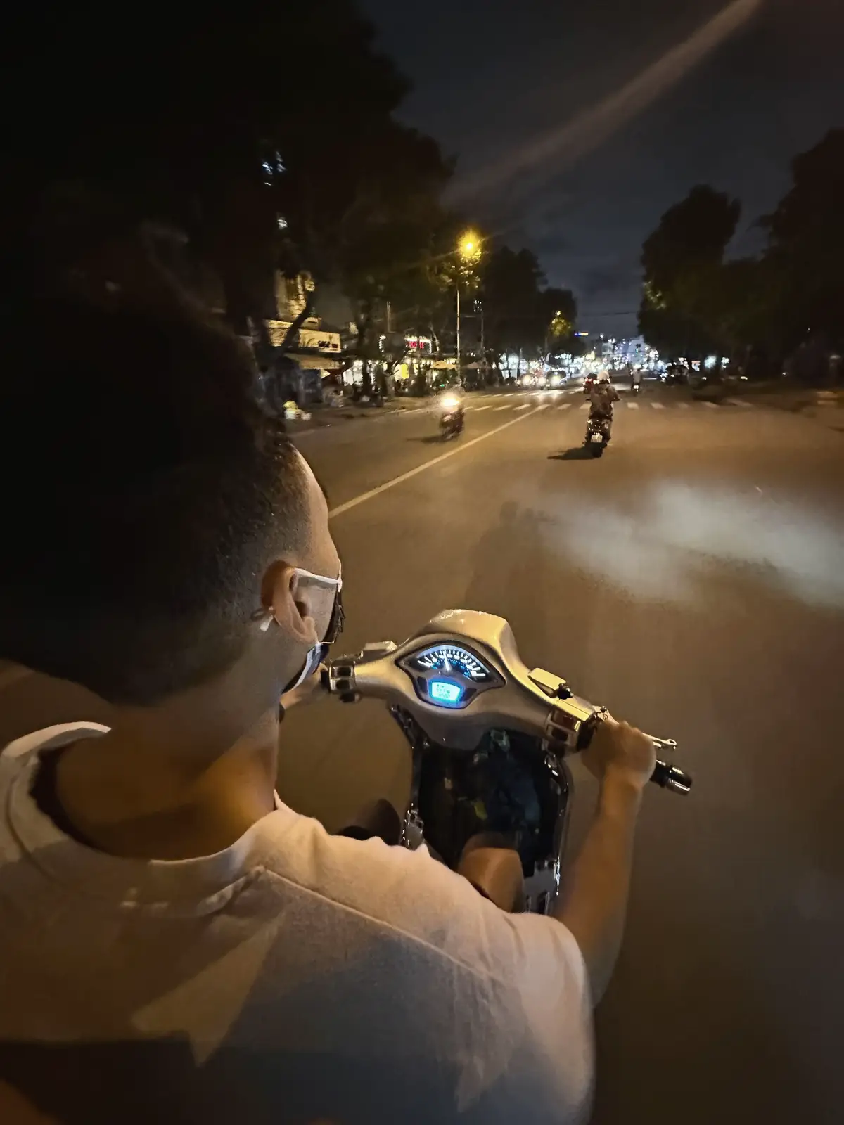 Gió cuốn theo mấy khói . Vô tình anh cuốn gói ra khỏi cuộc đời em…