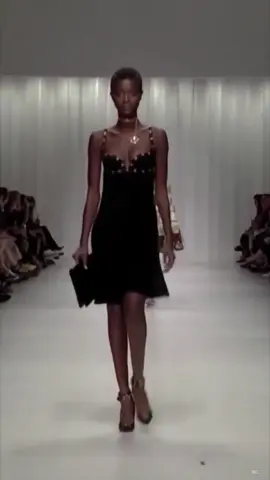 Versace Spring-Summer 2023 Women's fashion show  #carolinetrentini #oumiejammeh #versace #fashion #show 