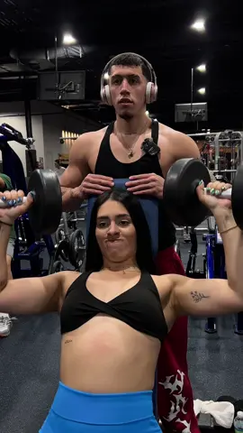 Las hizo solita @Ilka Javielis 🔥 #gym #Fitness #viral #fyp #GymTok #arms #armsworkout 