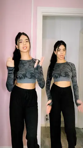 Naina🙈🤍#teamvleenam #foryou #foryoupage #twins #twinsoftiktok #dance #DancersOfTikTok #bollywood #mirrortwins #london #naina #diljitdosanjh #nainadiljit 