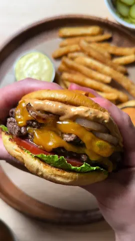 Smash burger > regular burger 🍔 Recipe ⬇️ 1 lb ground beef (80/20) Salt & pepper  White onion  Tomato  Lettuce  Pickles  Cheddar cheese  Brioche buns  Burger sauce:  1/2 cup Mayonaise  1/3 cup Ketchup  2 tbsp Mustard  1 pickle (grated) 1 tbsp Pickle juice  1 tsp Paprika  1 tsp Garlic powder  1 tsp Onion powder  1/4 tsp Salt  1/8 tsp black pepper 