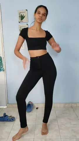 lo prometido es deuda, pt.2 de las fotos polass, btw los invito a darse un shot cada vez que digo (eee) quedan malos. con decri y todo les mando besitosssss❤  #modeling101 #parati #fyp ##outfitsparapolas 