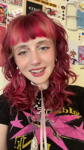 🧐🧐 #wlw #fypシ #foryoupage #fyp #pinkhair #graphicliner #graphiceyeliner #makeupinspo #glitter 