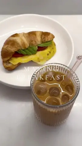 Make breakfast with me ☕️🥐🍳 @Bloom Nutrition #bloompartner #breakfastprep #breakfastideas #croissant #breakfastsandwich #yum #FoodTok #asmr #satisfying #morningroutine #healthy #icedcoffee #croissanttok #makebreakfastwithme #trending 