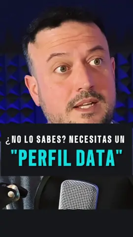 📊 La Especialización en Datos: Esencial para el Éxito Empresarial 📊 En la era actual, donde los datos dominan cada aspecto de los negocios, es necesario contar con perfiles especializados en datos en todos los departamentos de una empresa. 👥 Mientras que la integración de habilidades en análisis de datos en diversas áreas es beneficiosa, es importante entender que no todos los profesionales pueden transformarse en ingenieros o científicos de datos. Los expertos en recursos humanos, marketing, operaciones y otros campos, tienen habilidades específicas que son fundamentales para sus roles. 🔍 Zapatero a tus zapatos. Este adagio resalta la importancia de especializarse y exceler en nuestra área de experticia. En lugar de convertir a un experto en recursos humanos en un científico de datos, lo ideal es incorporar a un profesional de datos que colabore estrechamente con el departamento de recursos humanos para optimizar los procesos y la toma de decisiones basada en datos. 🌐 Cada departamento se beneficia de la integración de habilidades especializadas en datos, permitiendo una mejor interpretación y uso de la información para impulsar la innovación y la eficiencia. 💡 Fomentar la colaboración entre especialistas en datos y expertos en cada campo mejora los resultados y asegura que cada miembro del equipo pueda concentrarse en lo que hace mejor, potenciando el éxito global de la empresa. #EspecializaciónEnDatos #InnovaciónEmpresarial #AnálisisDeDatos #Eficiencia #Colaboración #bigdata #AI #IA #datascience #hr #recursoshumanos 