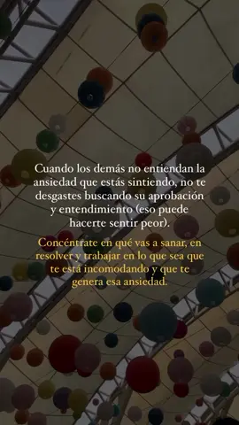 Sentirse incomprendido y no escuchado por la familia durante una crisis de ansiedad puede ser algo muy duro🥹.  👉🏻Aún así, aunque sea muy difícil y doloroso, esfuérzate por ajustar tus expectativas y darte cuenta que ellos no están pasando por lo mismo que tú yque no necesitan entenderte para tu poder saber que hacer. Sería ideal porque todos necesitamos una red de apoyo, pero a menudo no es así. Y esto es algunas veces por no tener las herramientas necesarias para poder ayudarte. 🙋🏻‍♀️Te recomiendo que puedas conectar con lo que estás sintiendo y cuando tengas la oportunidad comparte lo que sentías y necesitabas en ese momento con respeto y amor. Asume la responsabilidad de expresar tus emociones, no esperando que los demás adivinen lo que te sucede. Soy María Caiseas, psicóloga especializada en Terapia Cognitiva y Ansiedad👩🏻‍🎓. Si deseas información o tienes alguna duda puedes escribirme al DM o al link de WhatsApp que está en mi perfil👆🏻.  #ansiedad #trastornosdeansiedad #terapiacognitiva #mentesana #ayudapsicologica #terapiapsicológica #psicologoonline #psicologopresencial #caracasvenezuela🇻🇪 #psicologoencaracas #parati #viral #talentotiktok 