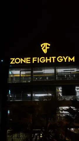 Zone Fight Gym, là où votre détermination fait toute la différence ! Découvrez un lieu où force et technique se conjuguent pour vous propulser vers vos objectifs. Notre salle de sport haut de gamme vous attend pour libérer tout votre potentiel ! 💪🥊 🏋️‍♂️ Équipements de pointe 🚹 Espace 100% Hommes 🚺 Espace 100% Femmes 🚿 Vestiaires confortables 🚗 Parking disponible 📍 Visitez-nous au Lotissement Perla, 27182 Bouskoura - Casablanca. 📞 Contactez-nous par appel ou WhatsApp : 06 68 35 34 77 #ZoneFightGym #Bouskoura #SalledeSport #Fitness #Crossfit #MMA #Boxe #KickBoxing #Aquagym #Casablanca