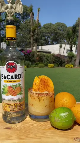 Spicy mango 🥭 es uno de los cócteles más ricos! El jugo de una naranja  El jugo de un limón verde Dos cucharaditas de azúcar  60ml de Bacardi Mángo Chile Hielos Escarchamos el vaso con tajin y agregamos cuadritos de mango o medio mango 🥭  #bacardimangochile #bacardi #roninfinito 
